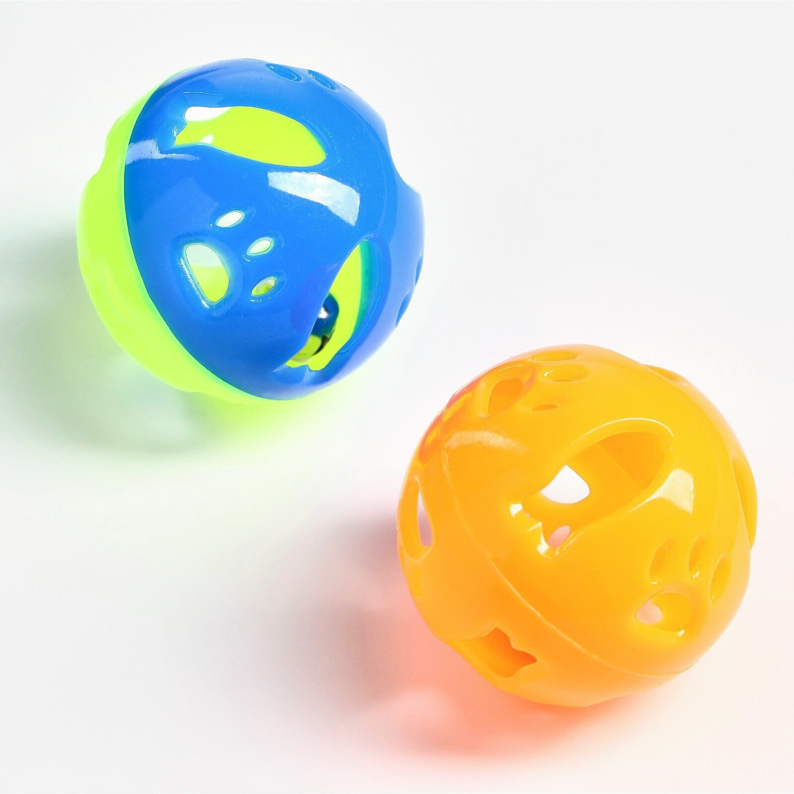 Набор из 2 шариков-погремушек "Рыбки и лапки", диаметр 3,8 см, желто-синий/оранжевый 7865603 - фотография № 1