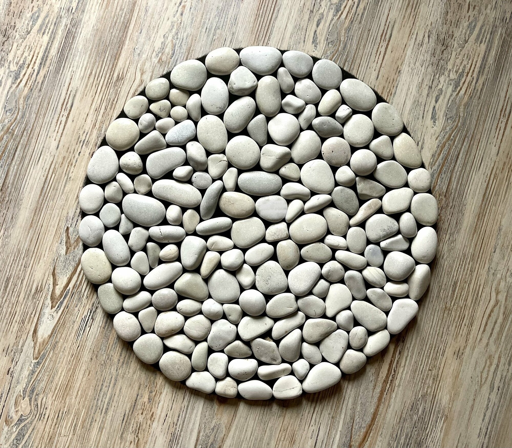 фото Коврик круглый противоскользящий для ванной комнаты и туалета из морской гальки массажный