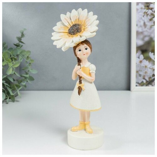 Сувенир/Сувенир полистоун Девочка в бело-жёлтом платье с маргариткой 20,5х5,5х8,5 см ,1 шт.