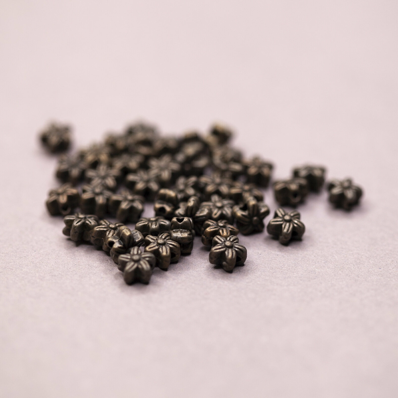 Металлические бусины "Земляничный цвет" 7*7 мм, 40 штук, античная бронза, комплект