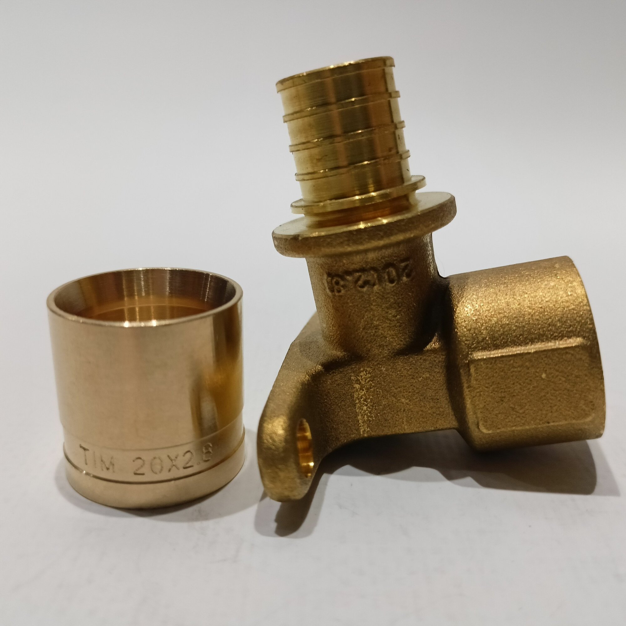 фото Водорозетка Tim H-ZL1602F 16x1/2" аксиальное - резьба
