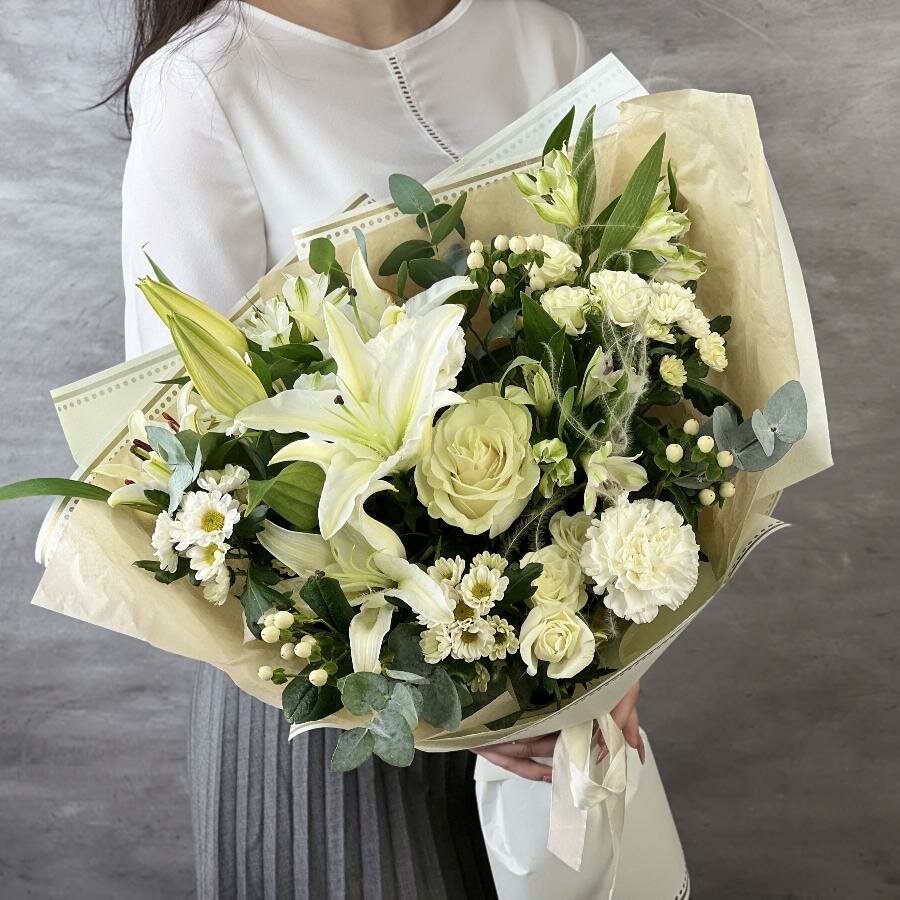 Белый букет лилий и сортовых роз с эвкалиптом Леди Вайт