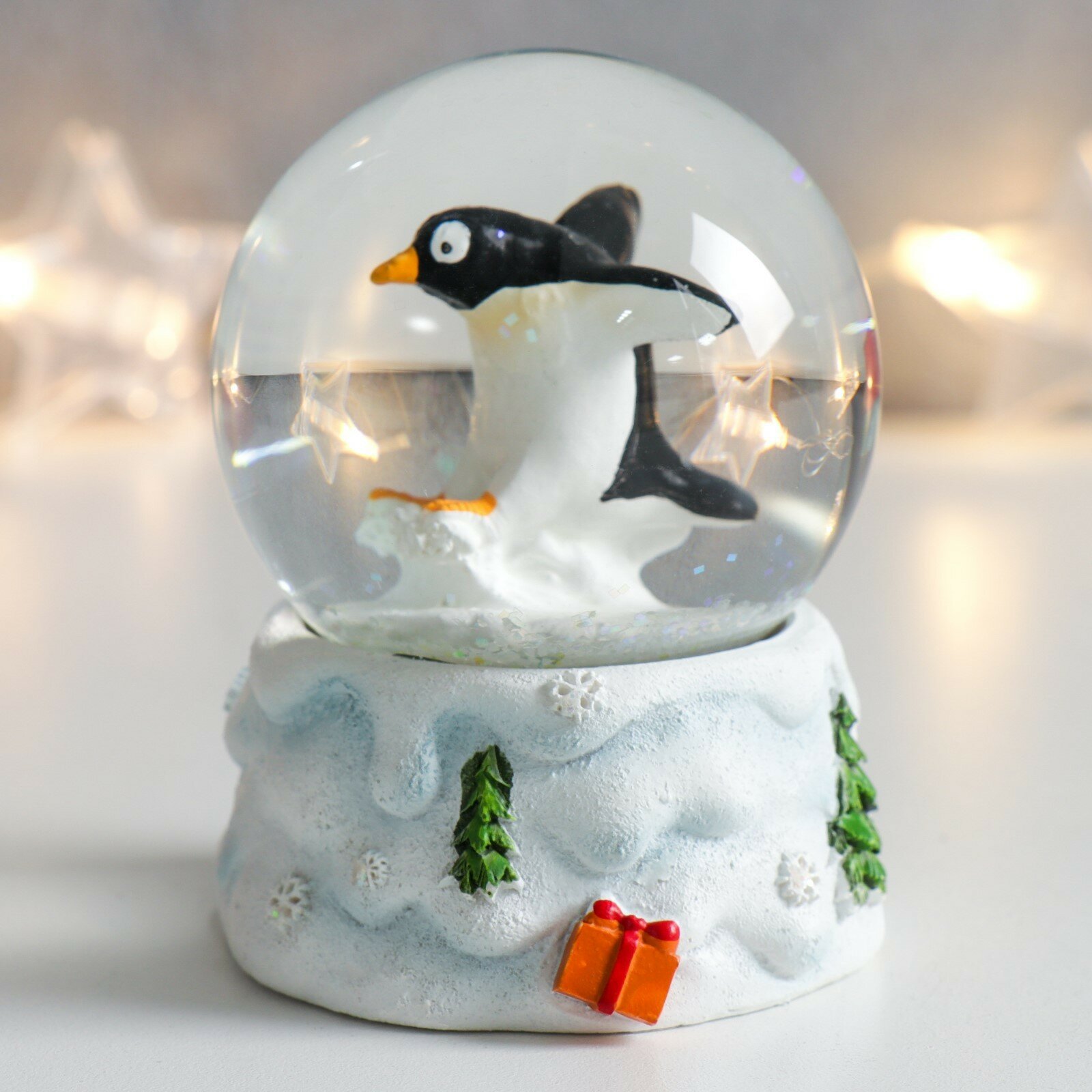 Сувенир полистоун водяной шар "Пингвин на снегу" 7х6,7х8,8 см (6шт.)