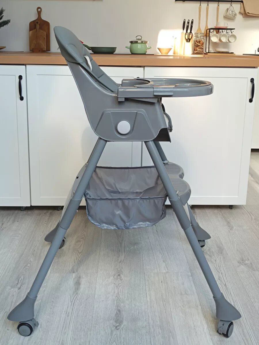 Стульчик для кормления ребенка Bella Baby складной серый на колесах с чехлом из экокожи — фото 1