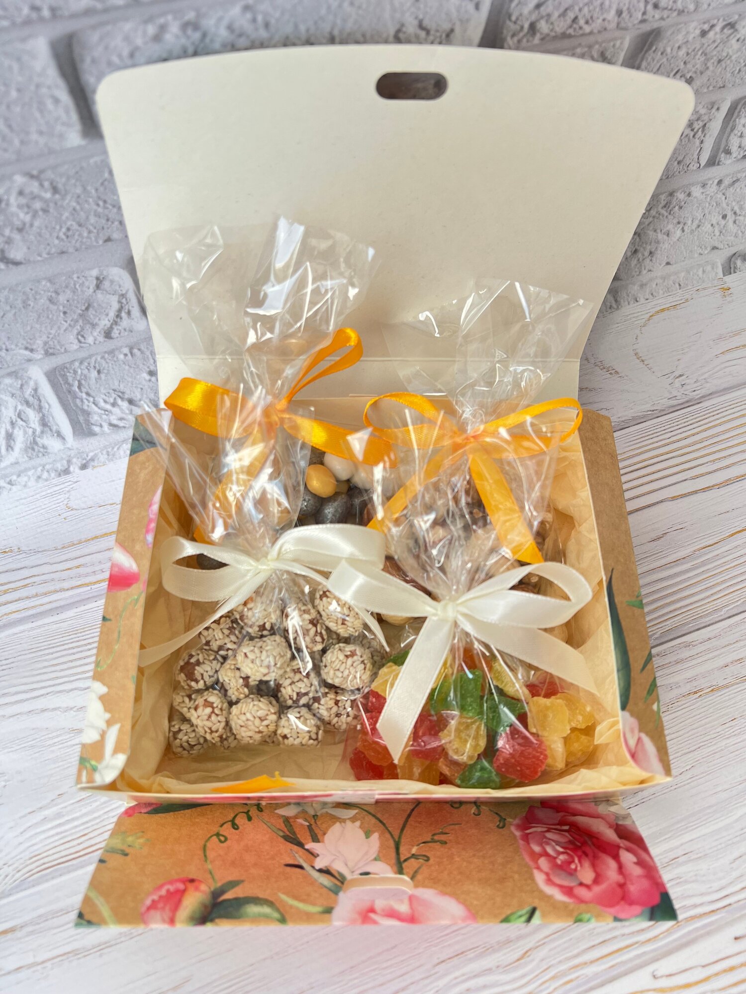 Подарочный набор "Цветущего счастья", орехи, цукат