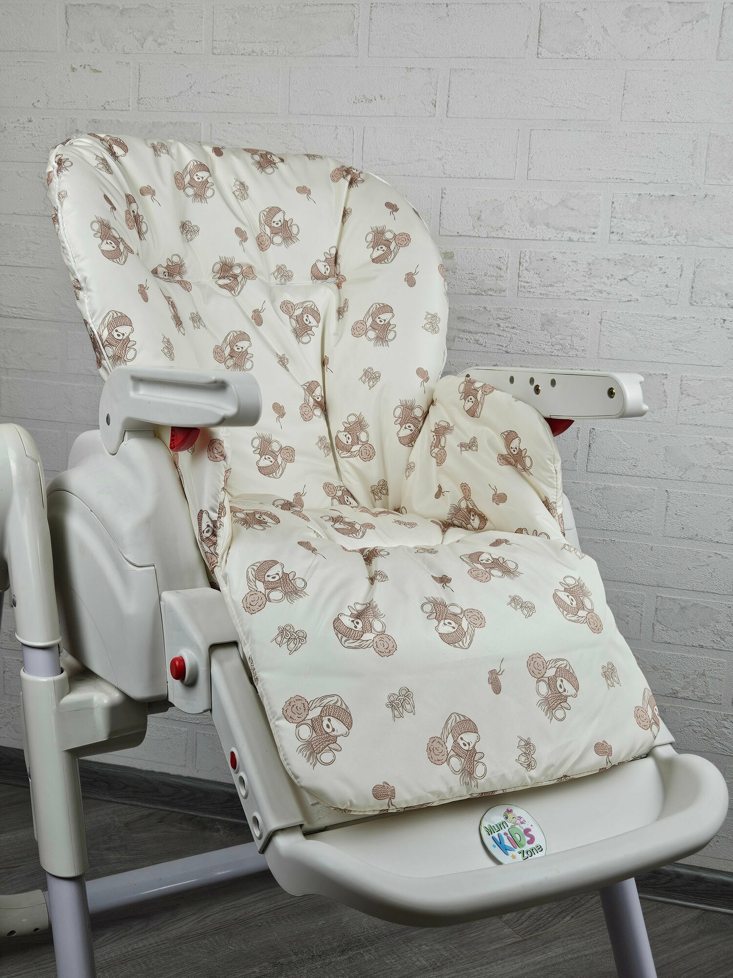 Чехол на стульчик для кормления "Универсальный" Мишка в шапке бежевый