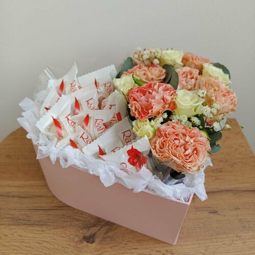 Коробка сердце с цветами и конфетами