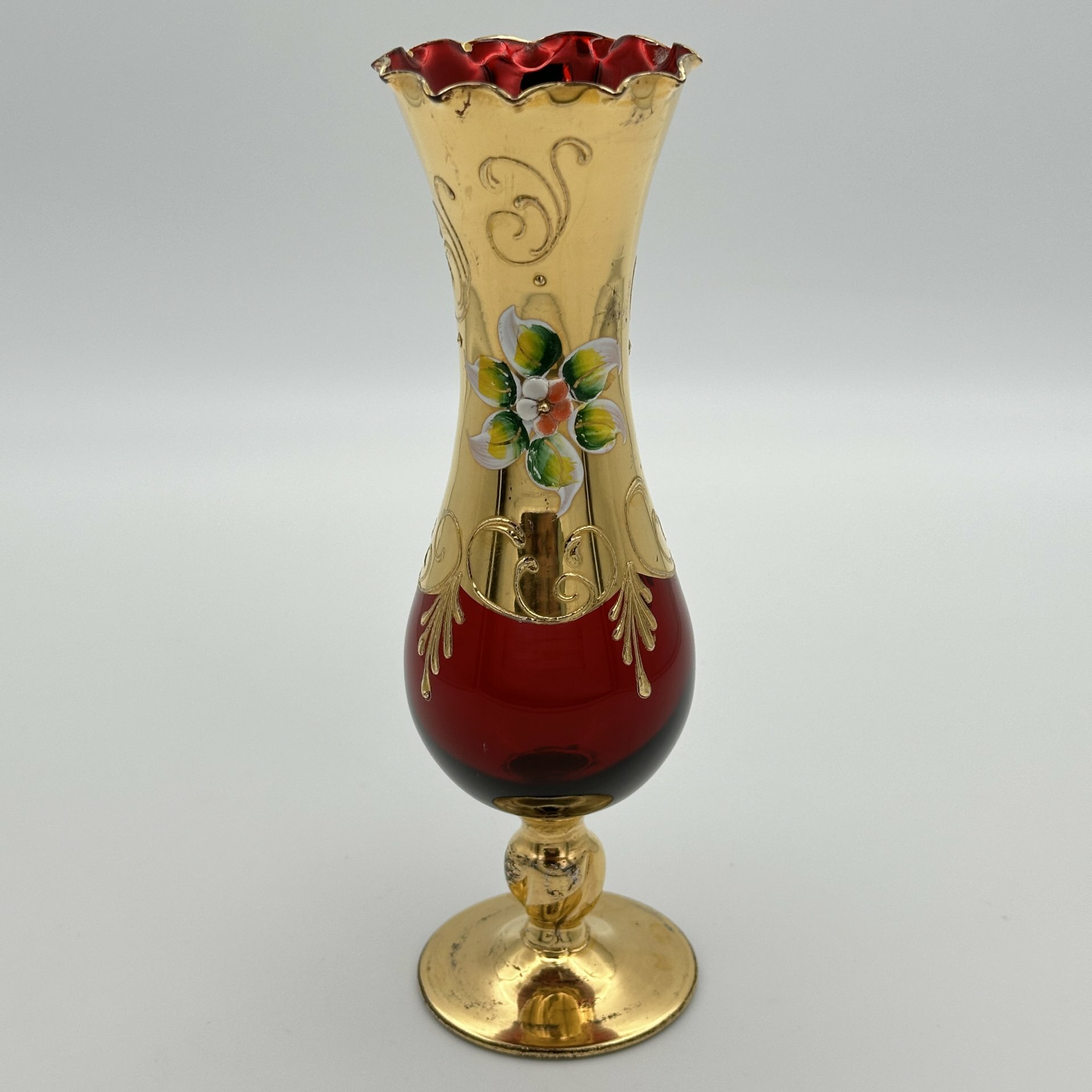 фото Ваза на ножке, украшенная лепным декором, стекло, лепнина, роспись, золочение