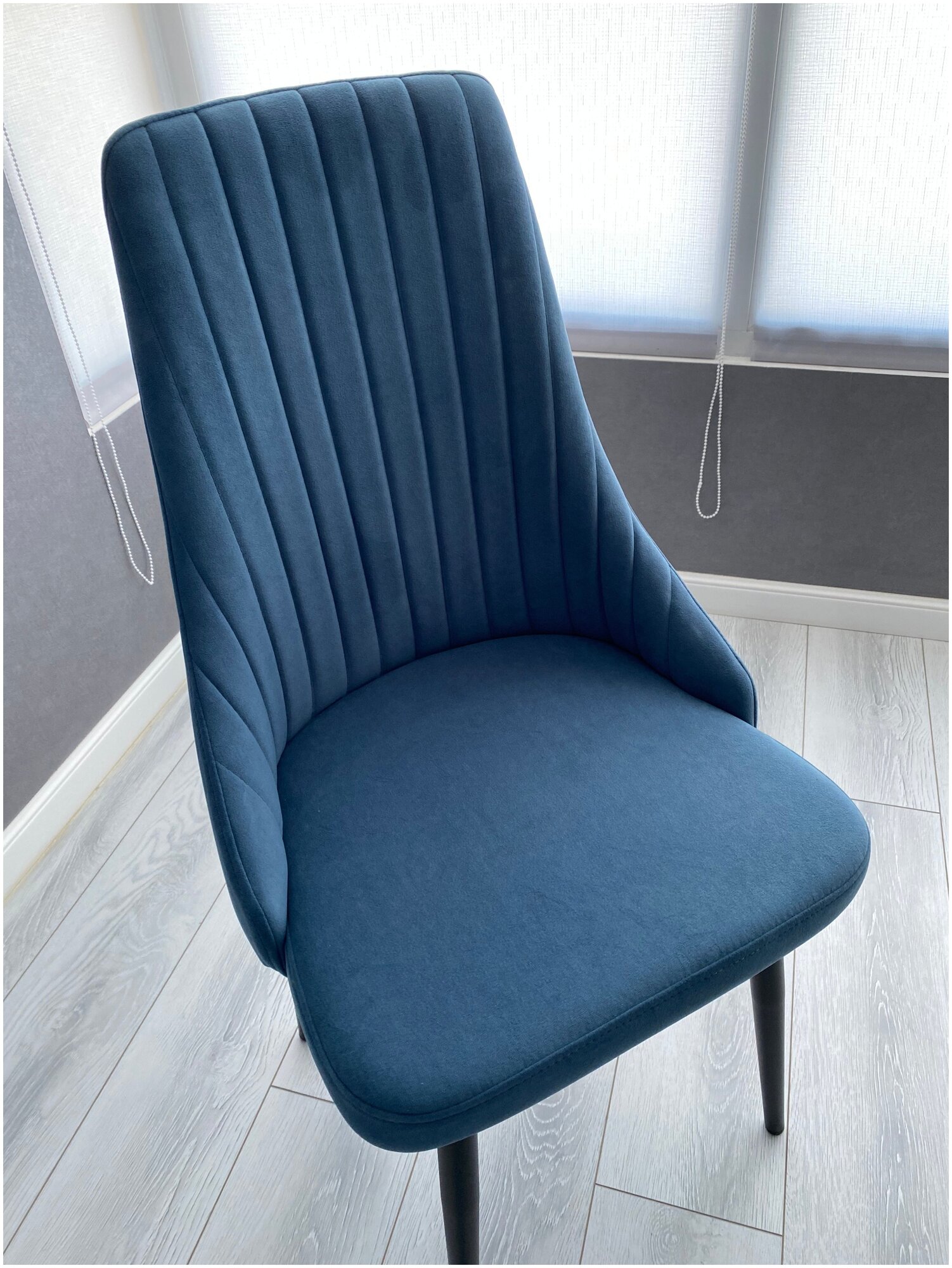 Мягкий стул с высокой спинкой Celine из высококачественного велюра в цвете Ocean - фотография № 1