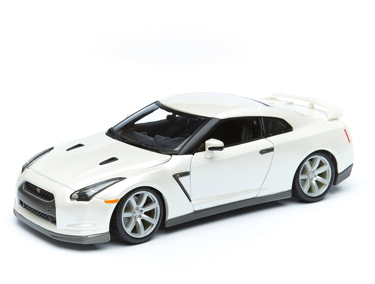 Модель Nissan GT-R Год 1:18 Bburago