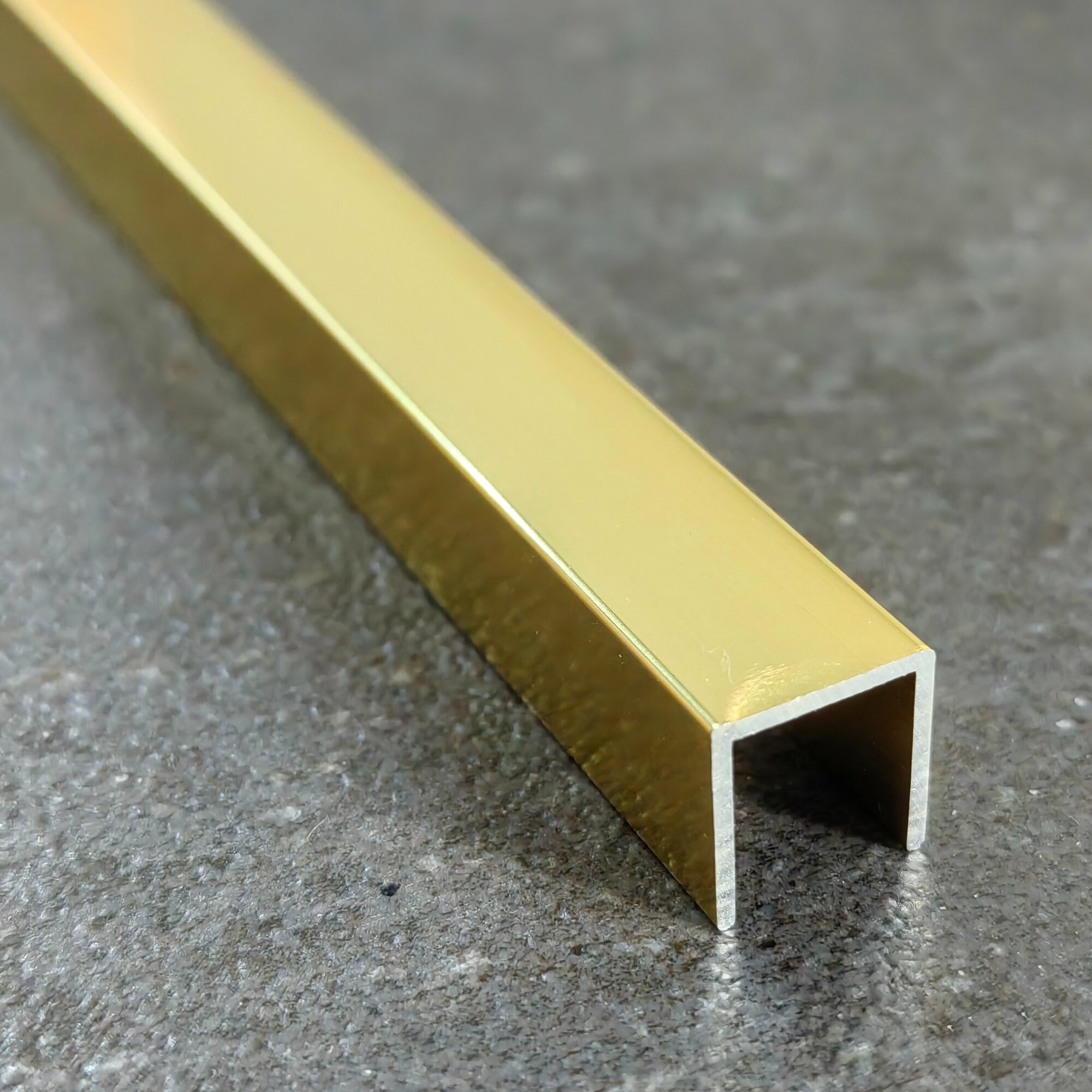 Профиль для плитки П-образный анодированный алюминиевый 10x10 мм 2,7 м, золото глянец