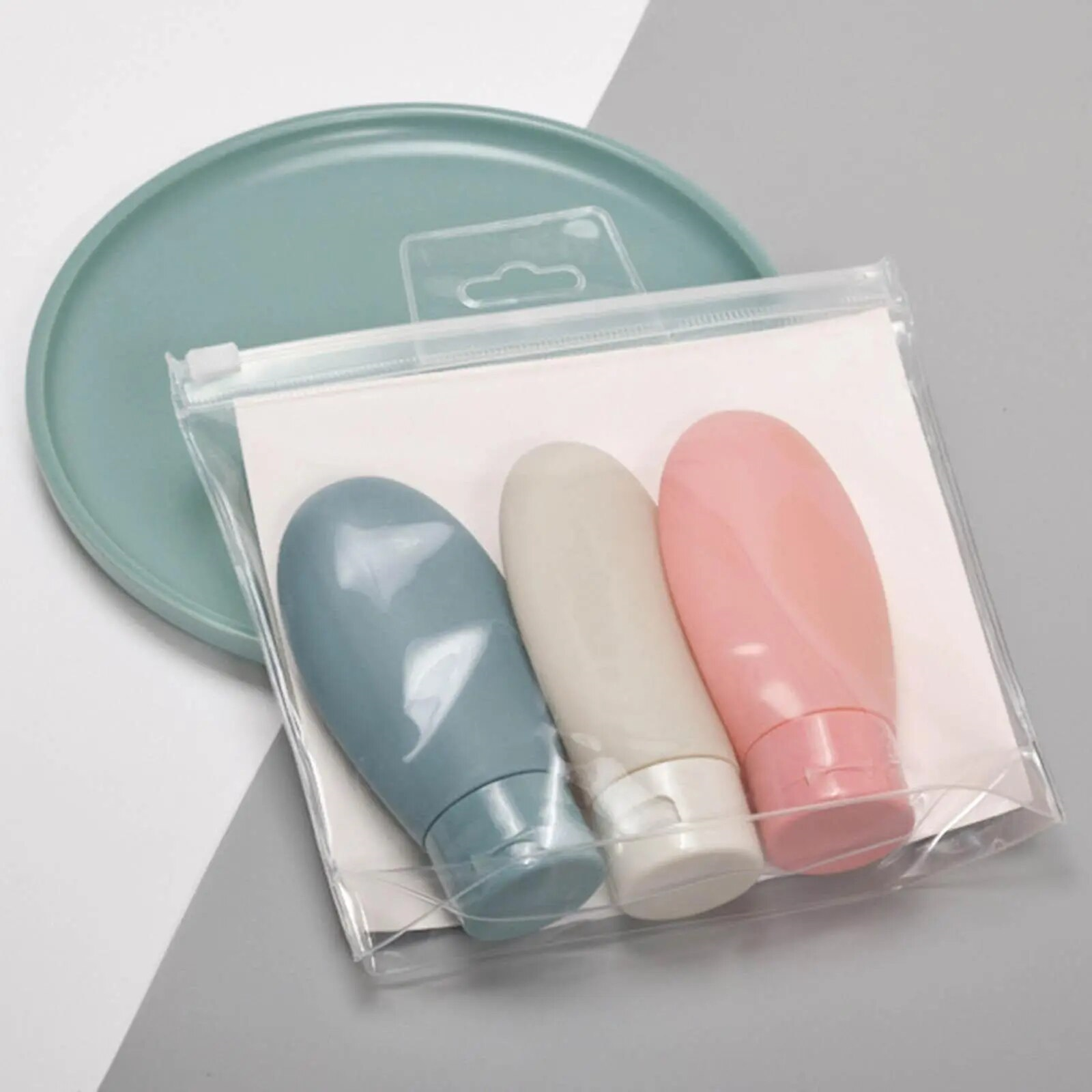 фото Дорожный набор контейнеров из 3х предметов 60 мл в косметичке, флакон для шампуня, набор для хранения в чехле в скандинавском стиле.