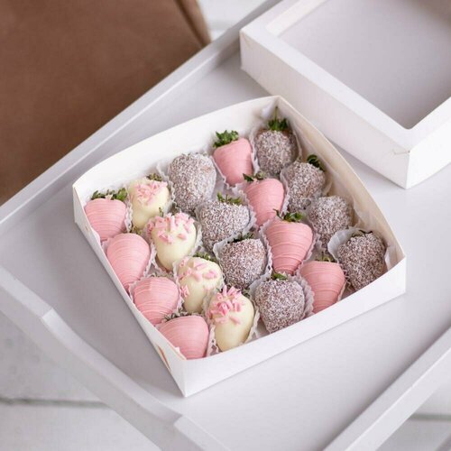 Набор клубники в молочном, белом и розовом шоколаде с кокосовой стружкой и шоколадным декором «Эстен» 20 ягод