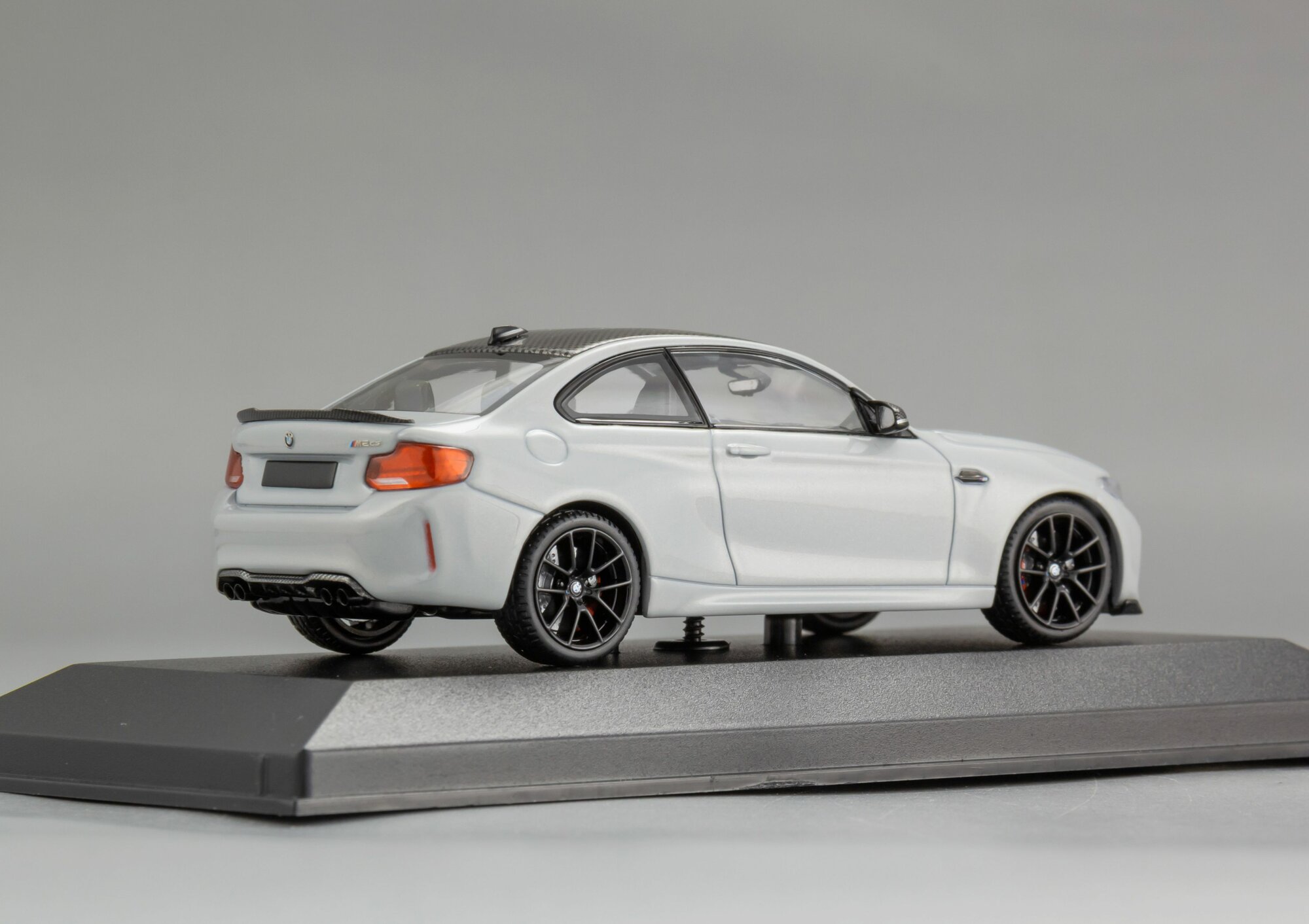 Коллекционная модель автомобиля Minichamps BMW M2 CS, масштаб 1:43 — фото 1