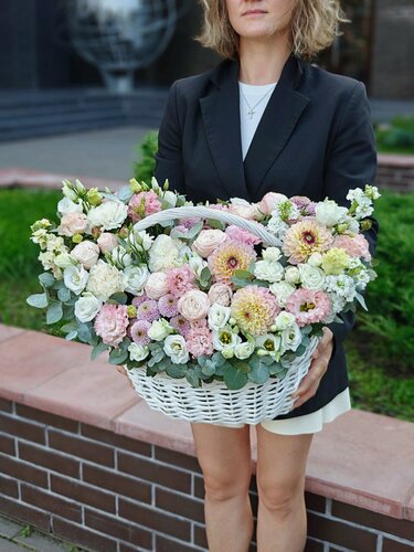 Изображение товара Корзина с цветами, георгины, кустовая роза, эустома, хризантемы, маттиолы, диантус, эвкалипт, Milk, L размера