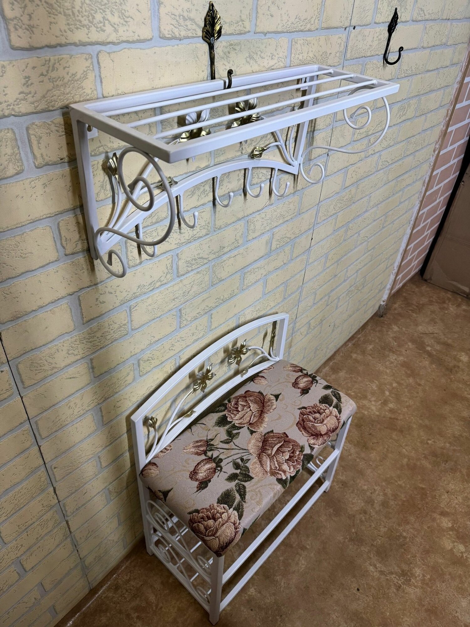 Кованая прихожая, Студия кованой мебели Нива, цвет белый/светло-розовый — фото 1