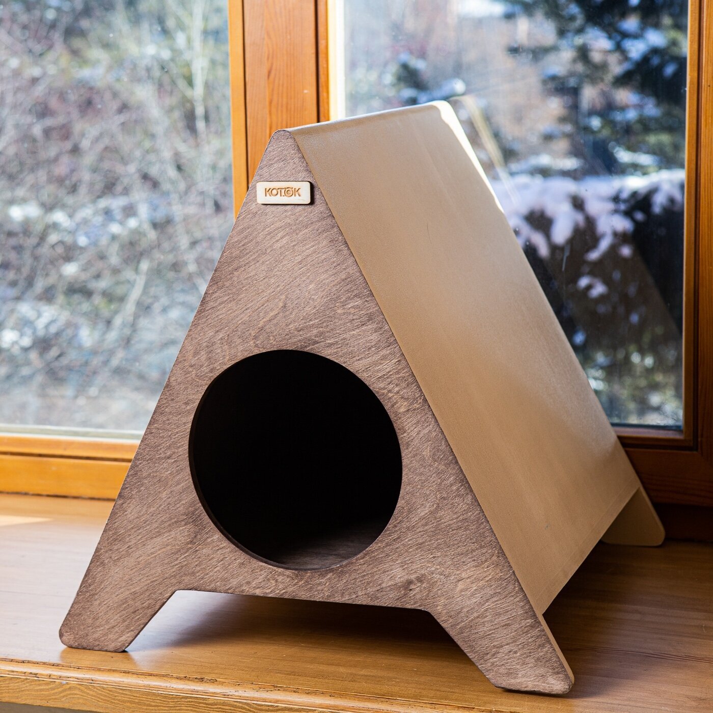 Домик для кошки треугольный с круглым входом "Чона" - фотография № 1