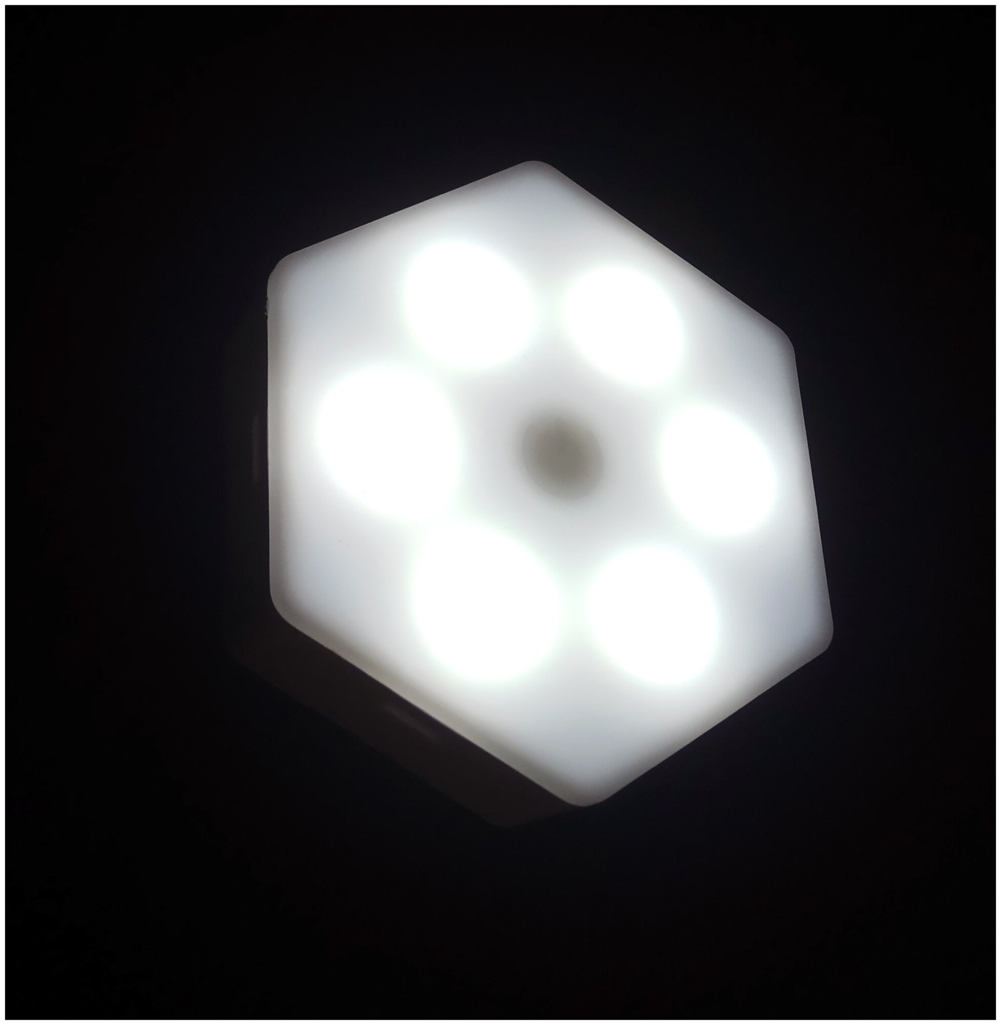 Набор светильник сенсорный "соты с пультом" 3 шт, 85х75мм, 6500К, 3*ААА (не в компл.) - фотография № 3