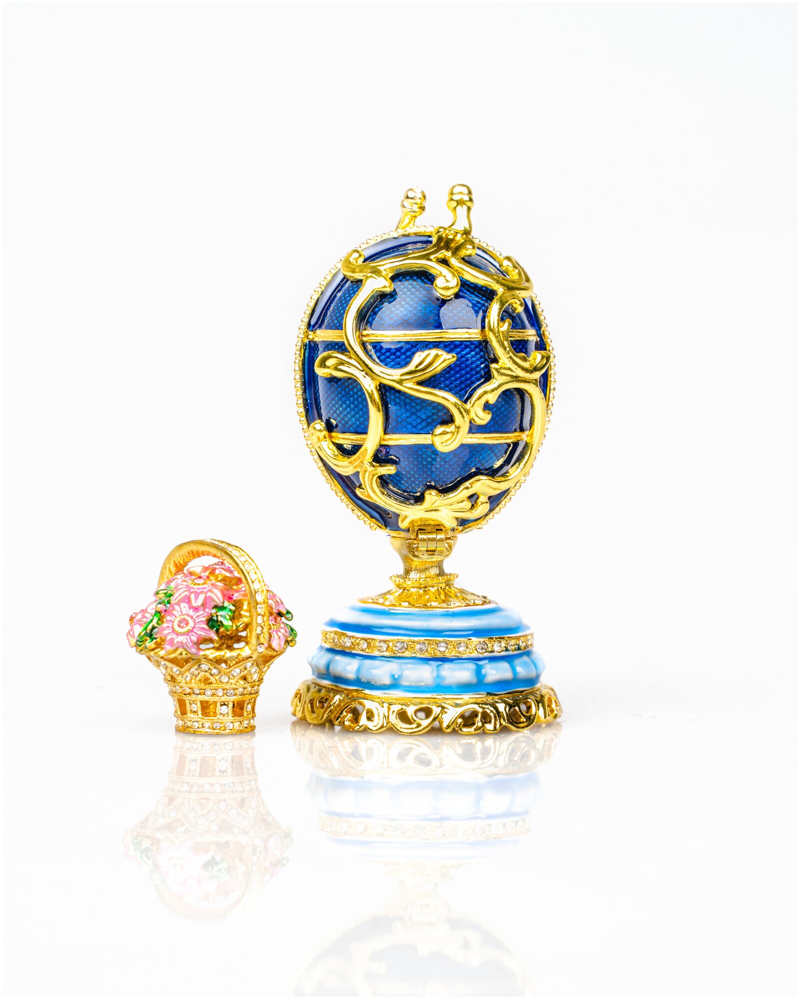 Шкатулка Яйцо в стиле Фаберже с сюрпризом "Корзина с цветами" 8,5 см Синяя / Золотистая