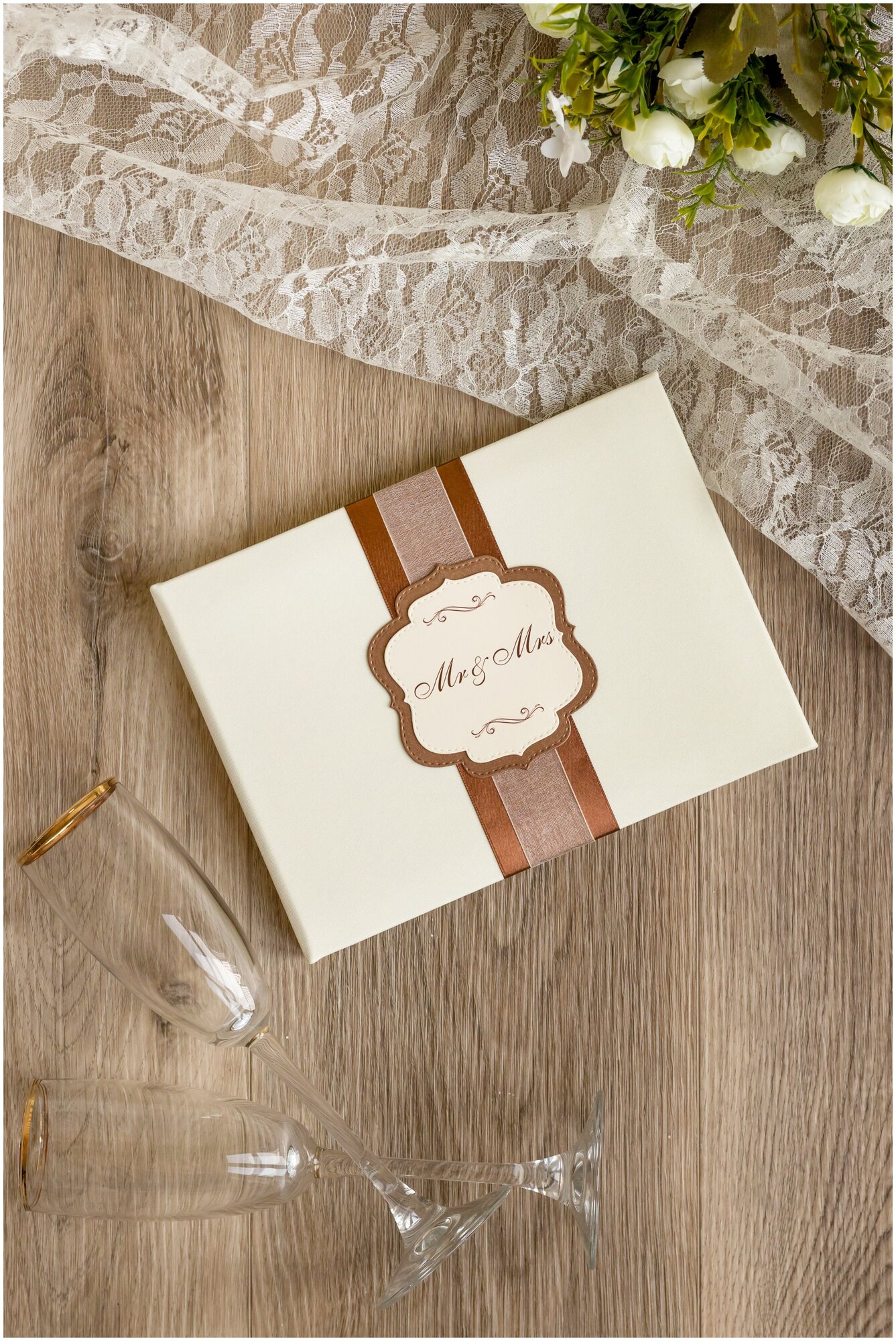 Книга свадебных пожеланий "Французская ваниль" цвета слоновой кости с коричневой лентой из атласа и фигурной табличкой на обложке