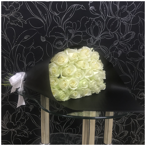 25 белых роз Аваланч в черном крафте 50 см