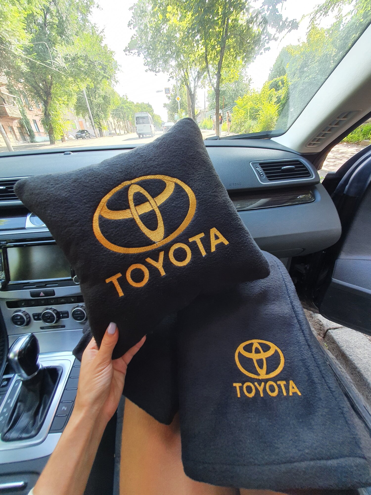 Автомобильная подушка 30х30 см и плед 150х150см с вышивкой логотипа "Toyota" цвет черный, вышивка золото