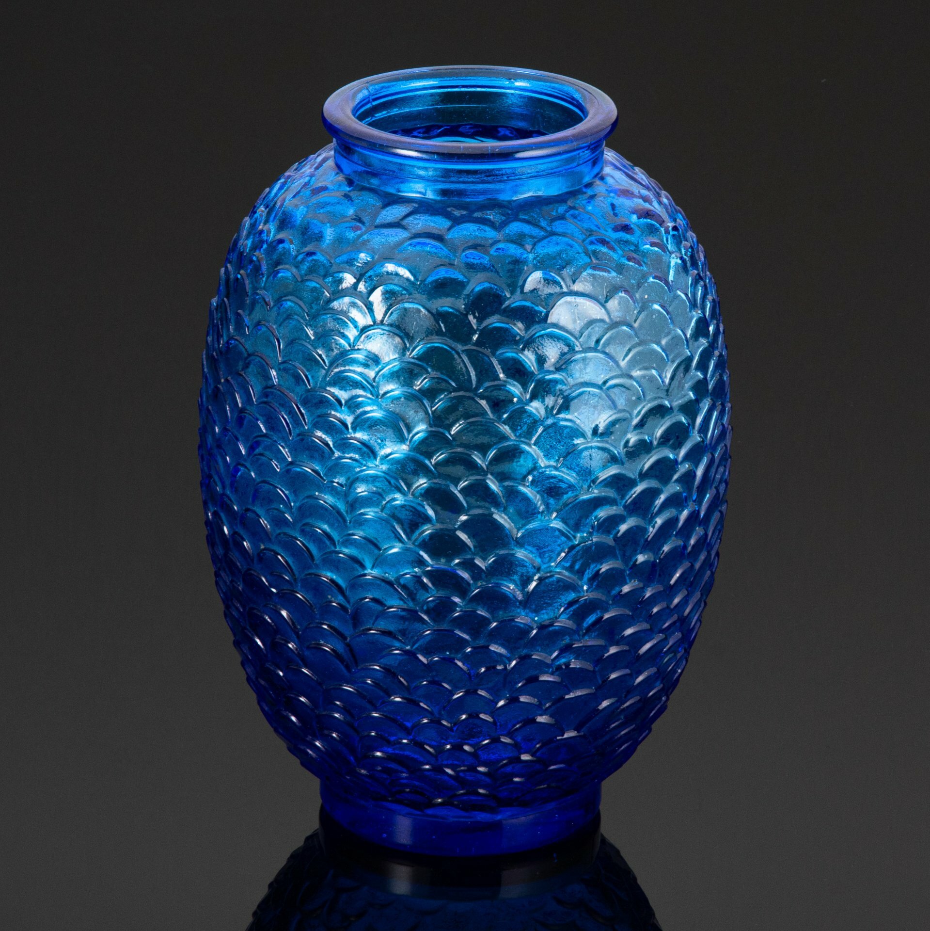 фото Ваза синего цвета, украшенная чешуйчатым орнаментом, цветное стекло, пресс