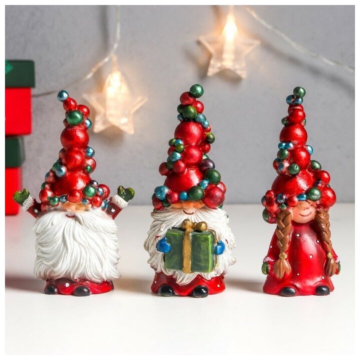 фото Сувенир полистоун "Дед Мороз/Бабуля в колпаке с новогодними шарами" микс 10х3,5х4 см 7511631