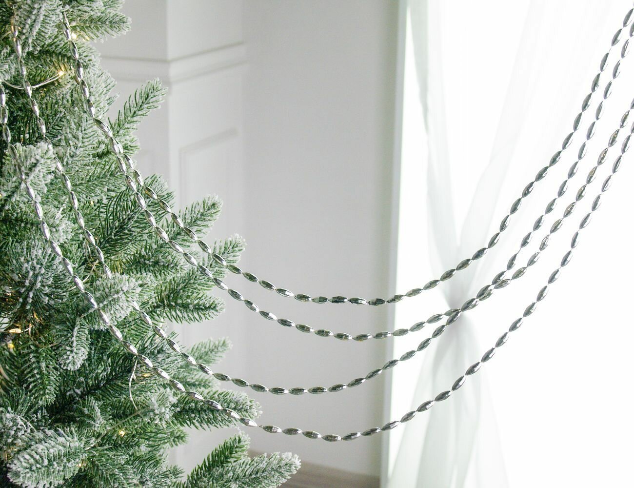 Бусы на ёлку шейни шарм пластик серебряные 270 см Winter Deco 1001128