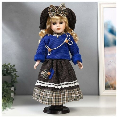 фото Кукла коллекционная керамика "блондинка с кудрями, синий свитер с цветком" 40 см qwen