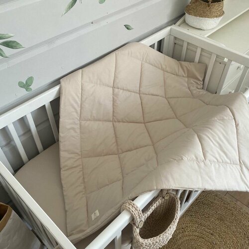 Одеяло стеганое в кроватку для новорожденного MamiBro, размер 90х110 см, 100% хлопок, пыльный бежевый подушка с наволочкой для новорожденного mamibro размер 30х40 см пыльный бежевый