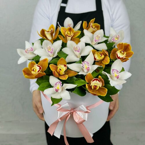Изображение товара Шляпная коробка белых и оранжевых орхидей. Rybe-flowers.