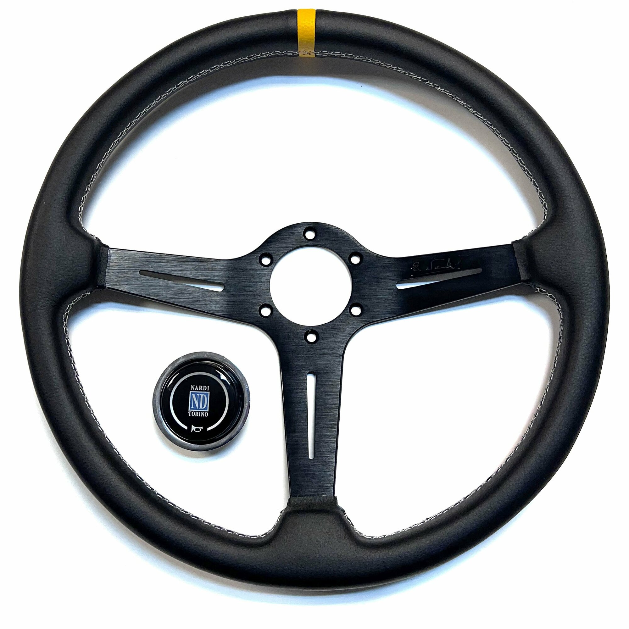 Руль спортивный Nardi чёрный перфорированная кожа жёлтая полоска без выноса
