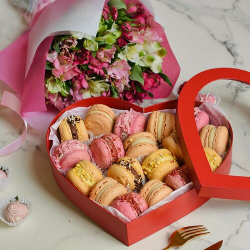 Изображение товара Букет из альстромерий розовый микс и набор макарон в шляпной коробочке сердце