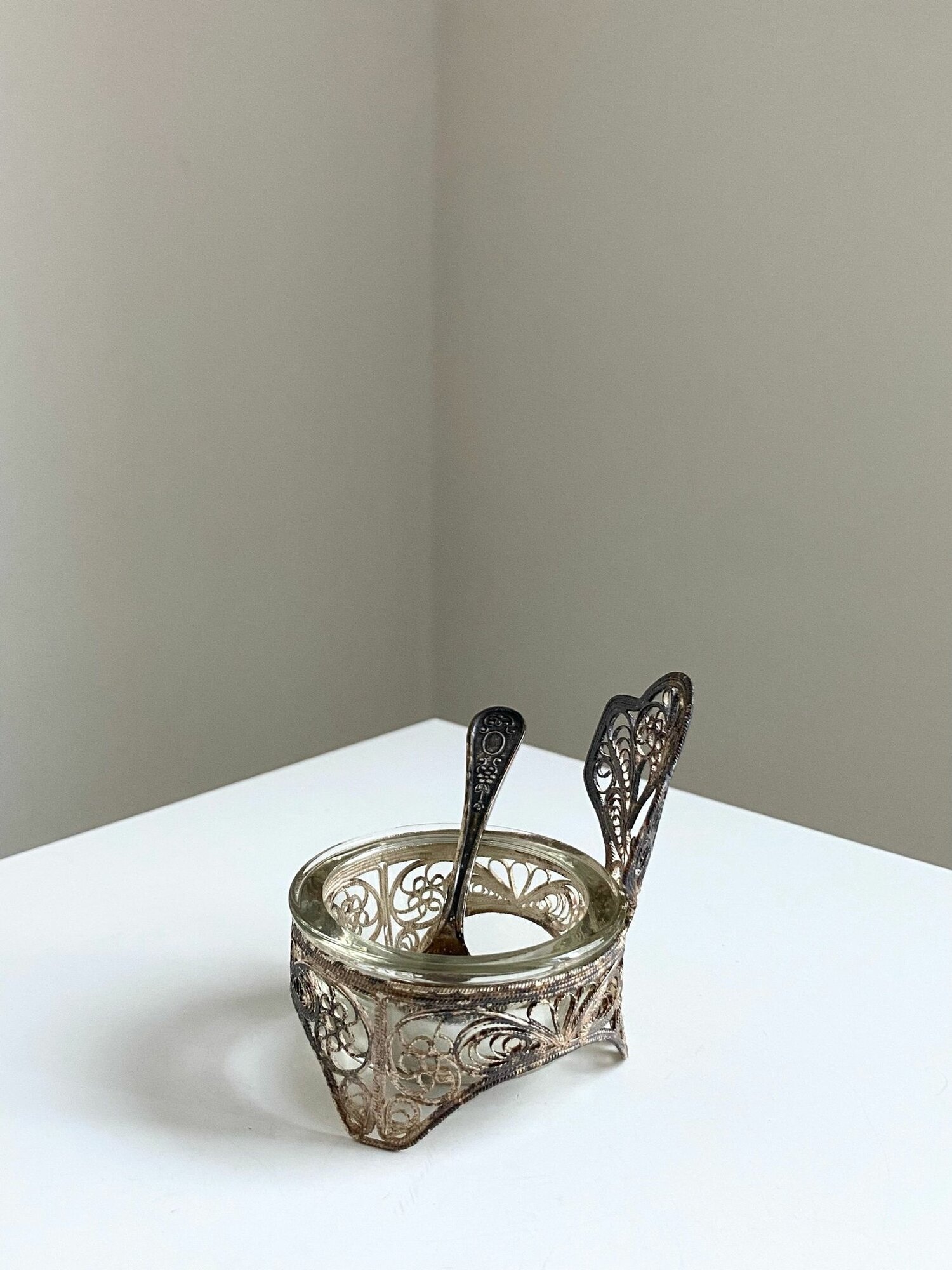 Солонка "Трон" Скань. Мельхиор. СССР. Высота: 7 см. — фото 1