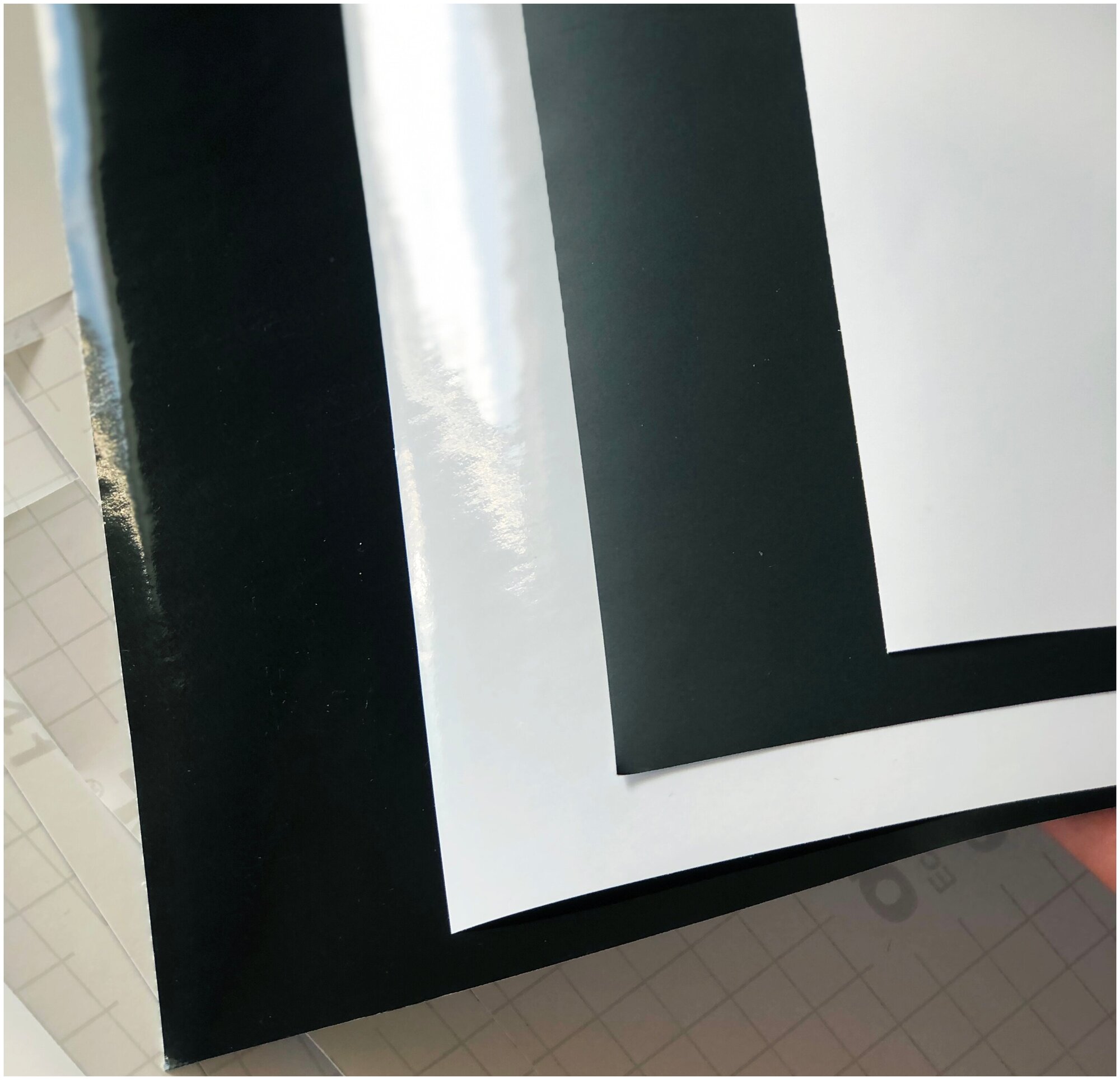 Набор самоклейки Чёрно-Белая, Виниловая самоклеющаяся плёнка, в наборе матовая и глянцевая плёнка, размер 25x50 см. в наборе 4 листа.