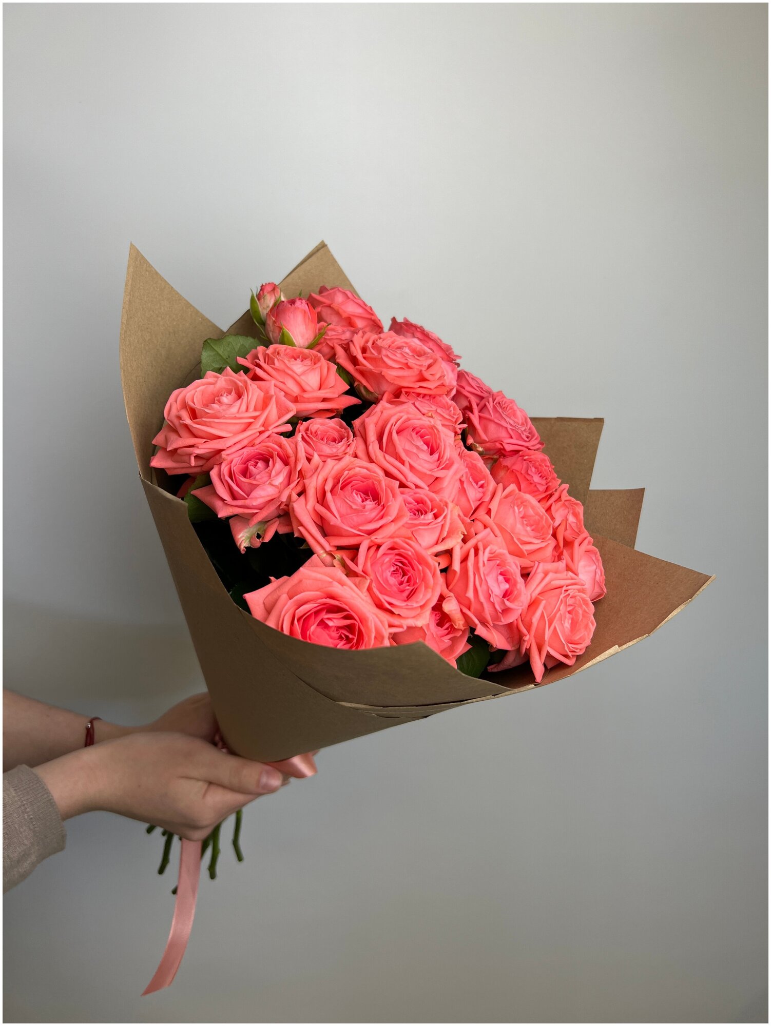Букет из 11 розовых кустовых роз 50см
