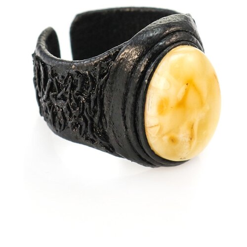 фото Amberholl стильное кольцо-перстень из натуральной кожи с овальной вставкой из балтийского янтаря