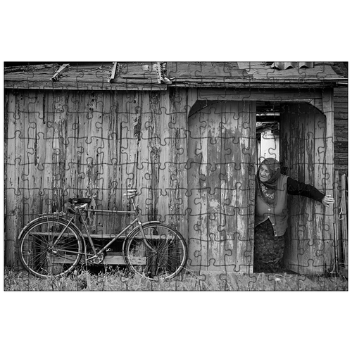 фото Магнитный пазл 27x18см."старая женщина, сарай, велосипед" на холодильник lotsprints