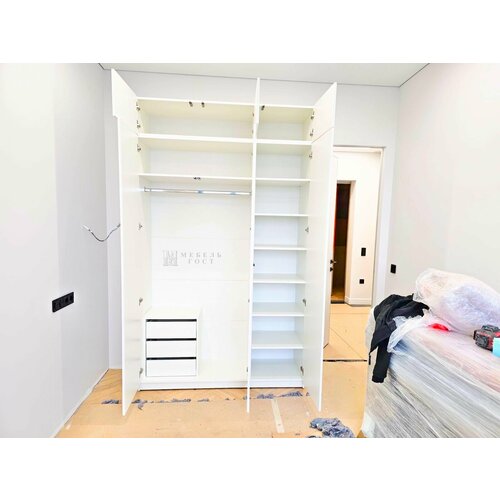 Шкаф распашной Трехдверный