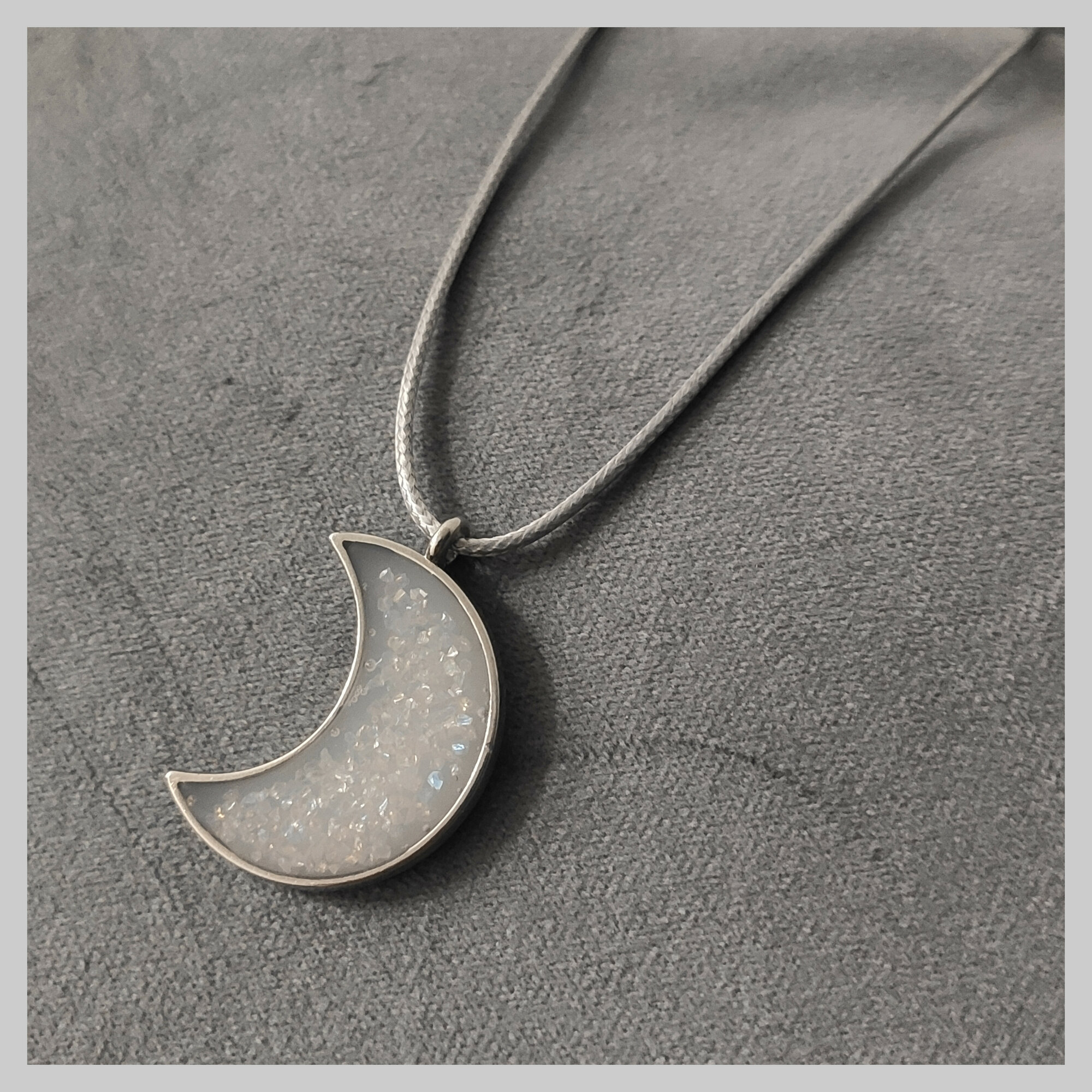 Колье charms_smola, эпоксидная смола, длина 45 см, серый