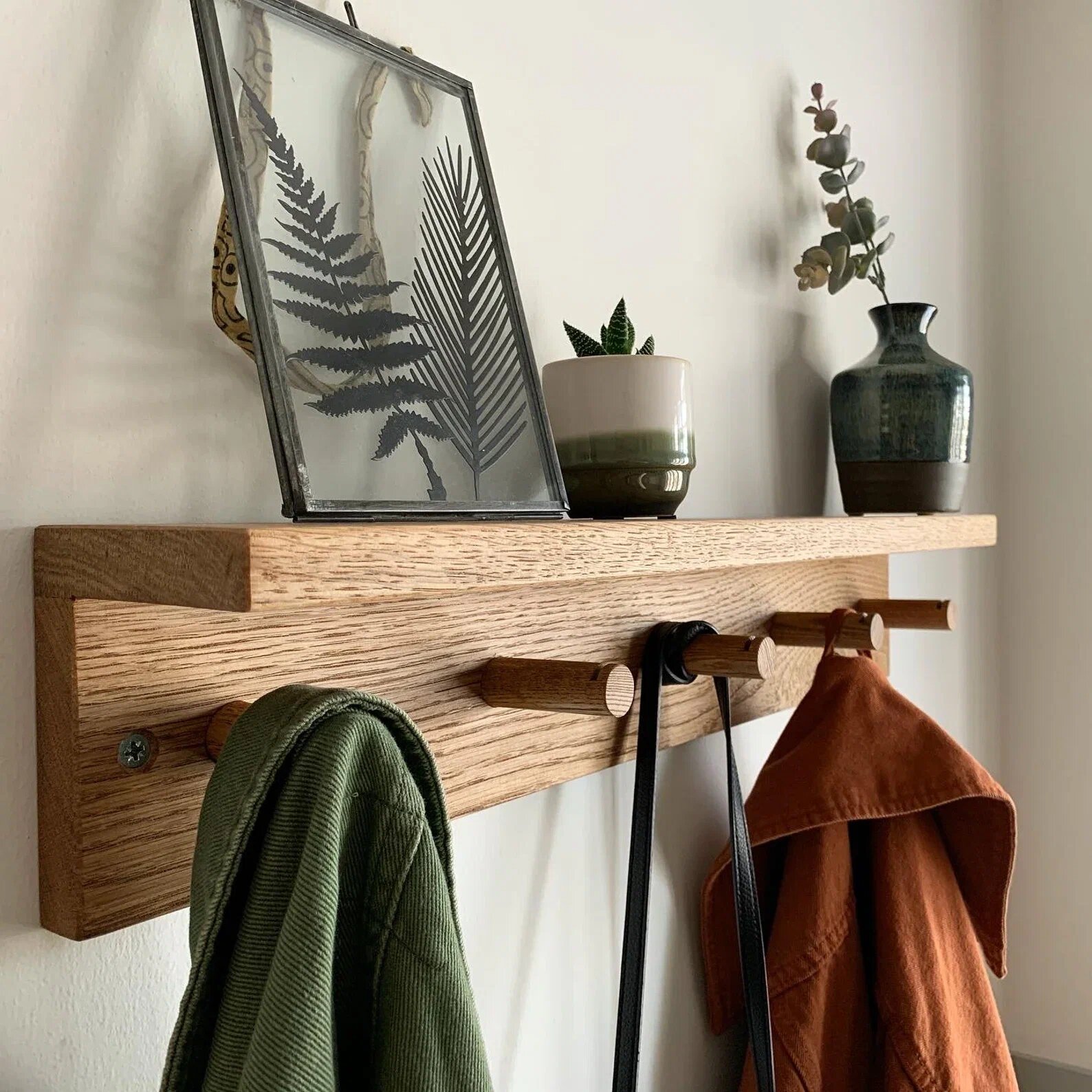 Вешалка настенная SONOMA Home из массива дуба, 5 крючков, ручная работа, цвет "дуб коньяк" — фото 1