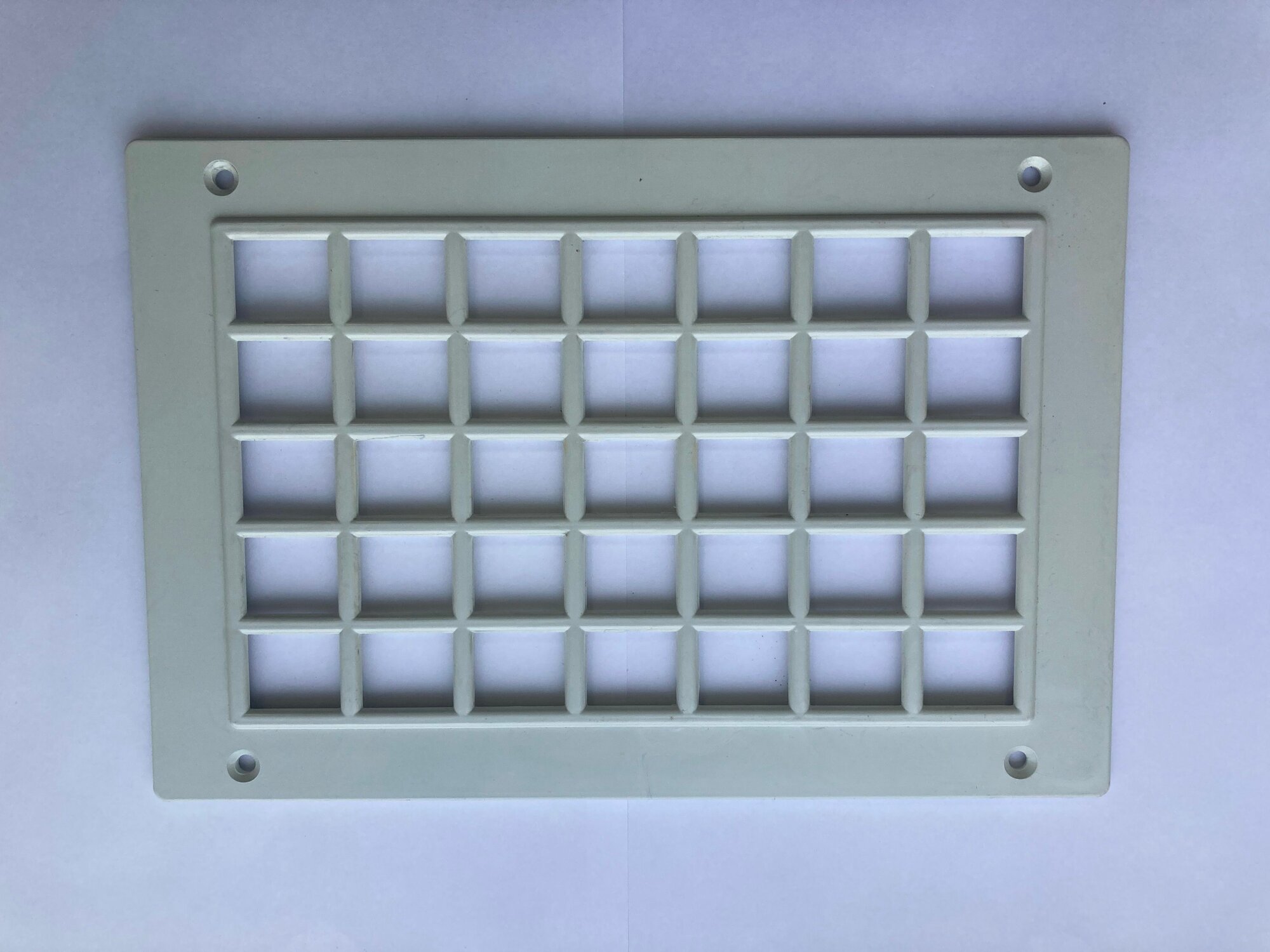 Решетка вентиляционная универсальная РВП-3 170х250 мм пластик белосерый