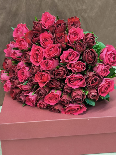 Изображение товара Букет живых цветов из Роз Микс Красная, Малиновая 51 шт. высота 42 см. SIMFONI FLOWERS