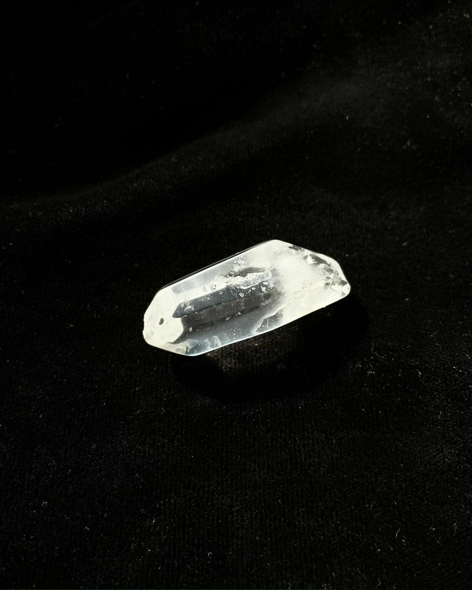 Оберег, амулет из натурального камня самоцвет Горный хрусталь, кристалл друзы, помогает очищать ауру, развивать интуицию и предвидение, 3-4 см, 1 шт