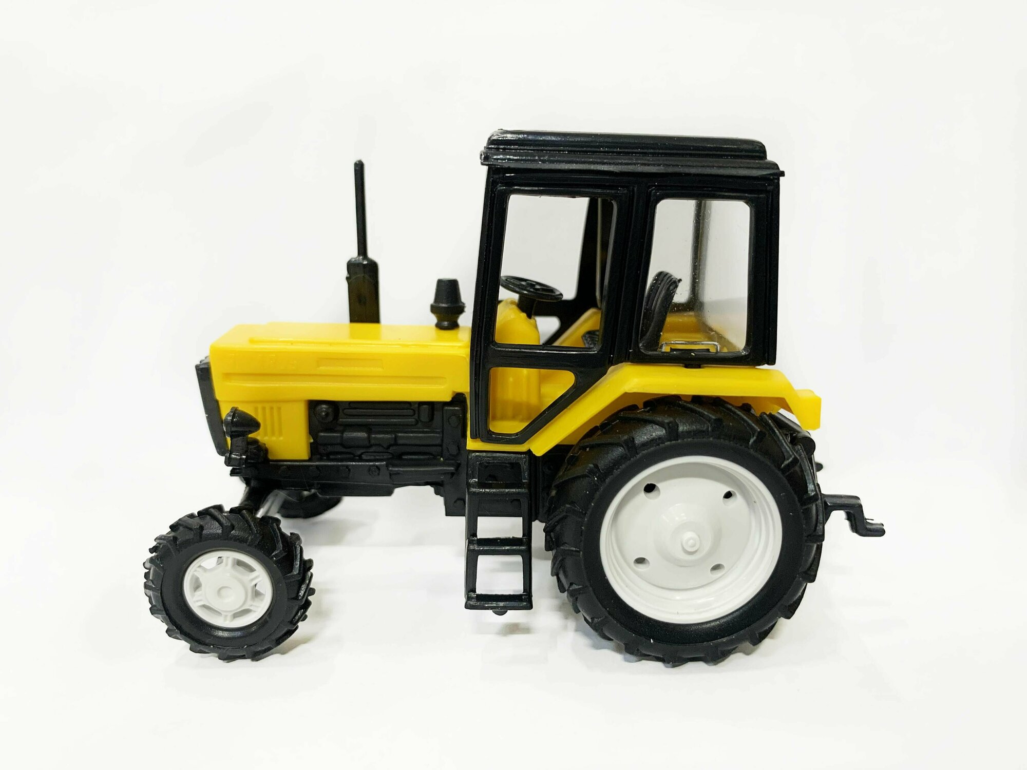 Трактор МТЗ-82 пластик 2х цветный(жёлто-черный) 1:43 160053