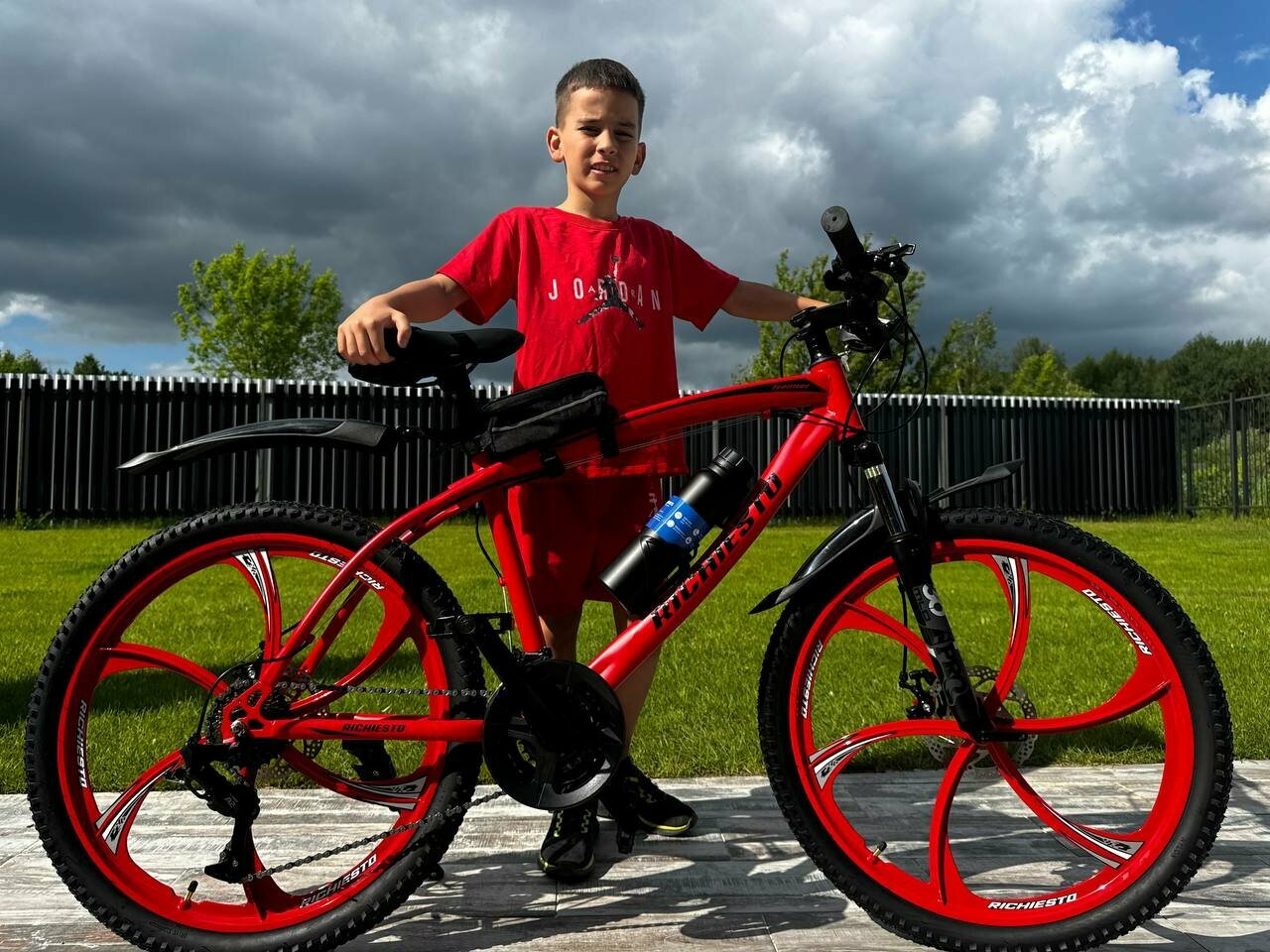 фото Велосипед Richiesto 24 Литые диски : мощность и стиль в одном велосипеде, красный глянец модель 2024