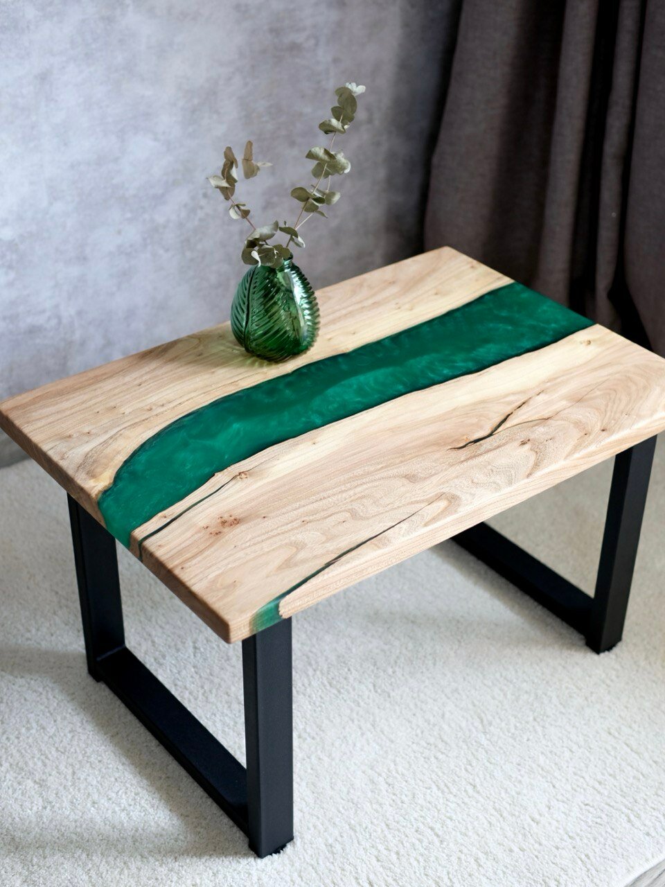 фото Стол журнальный Redwoodloft из массива карагача с эпоксидной смолой, зелёный перламутр