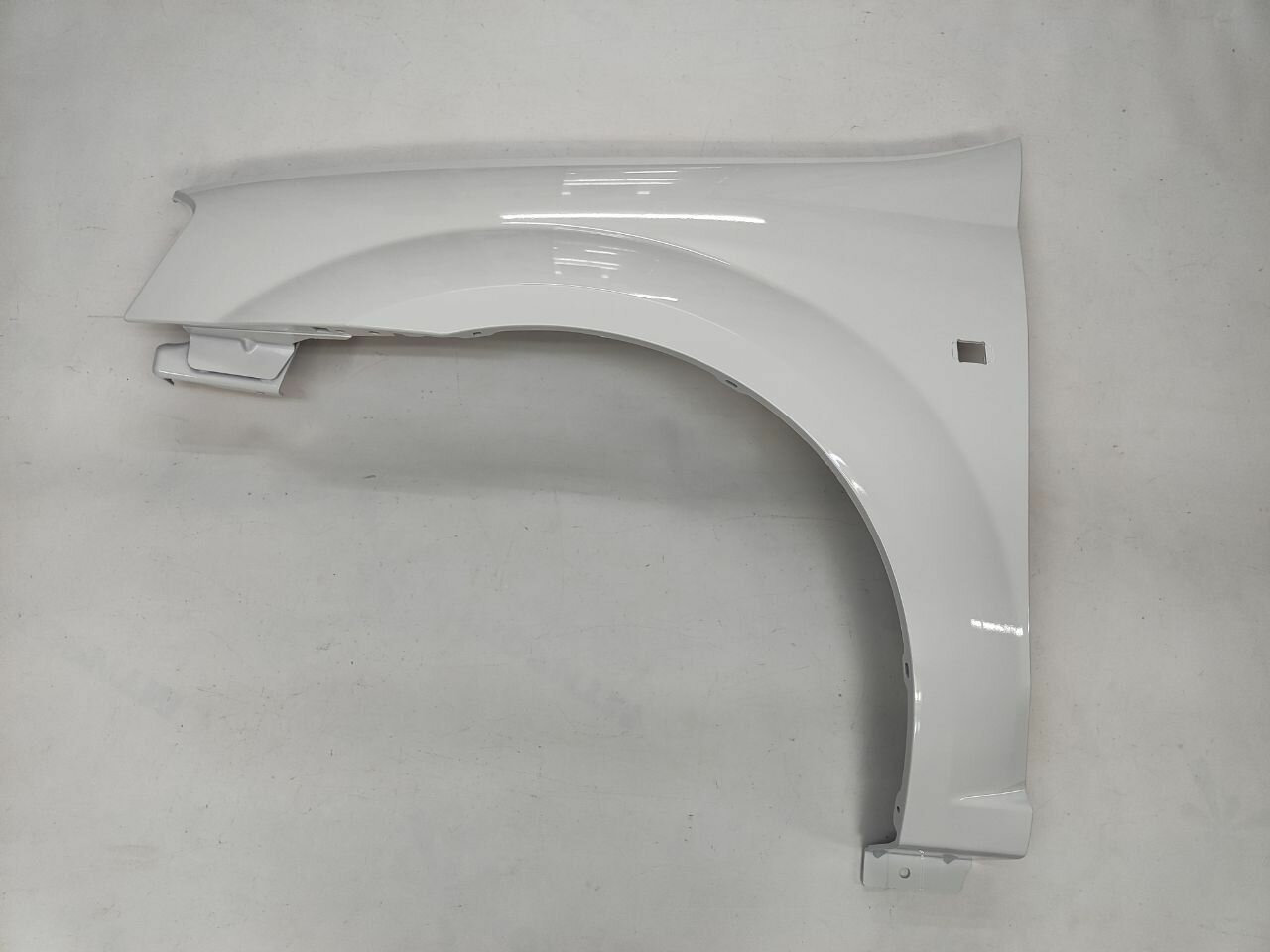 Крыло левое пластиковое для лада Ларгус/Рено Логан 2005-2014 в цвете Ледниковый 221 (LOGAN 369/BLANC GLACIER)