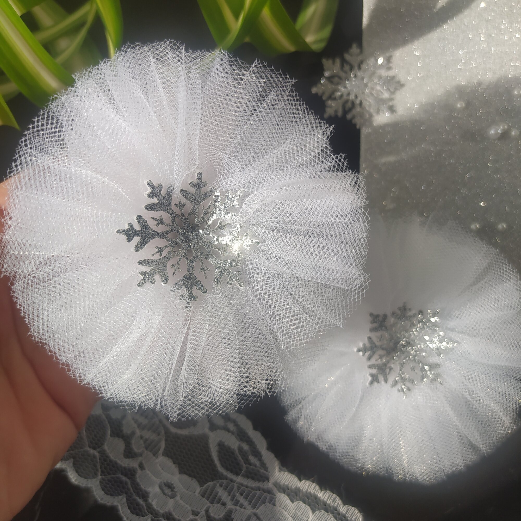 Бант "Снежинка" для детского сада и школы на резинке 2 шт 10 см.